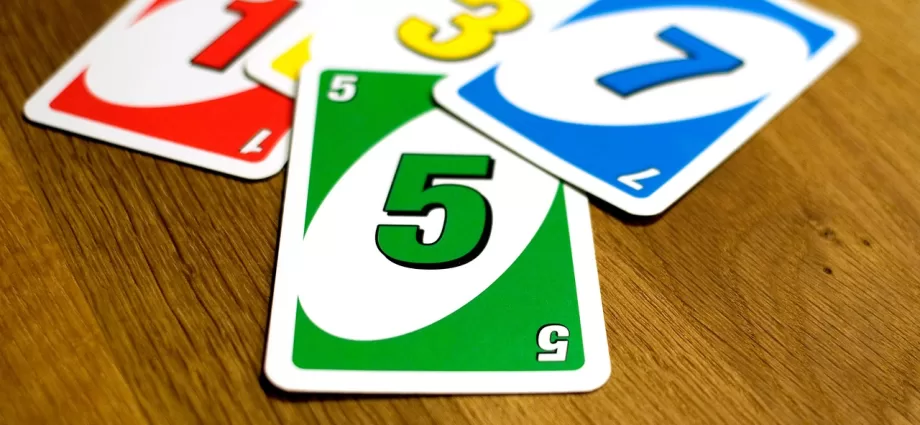 uno cards on table