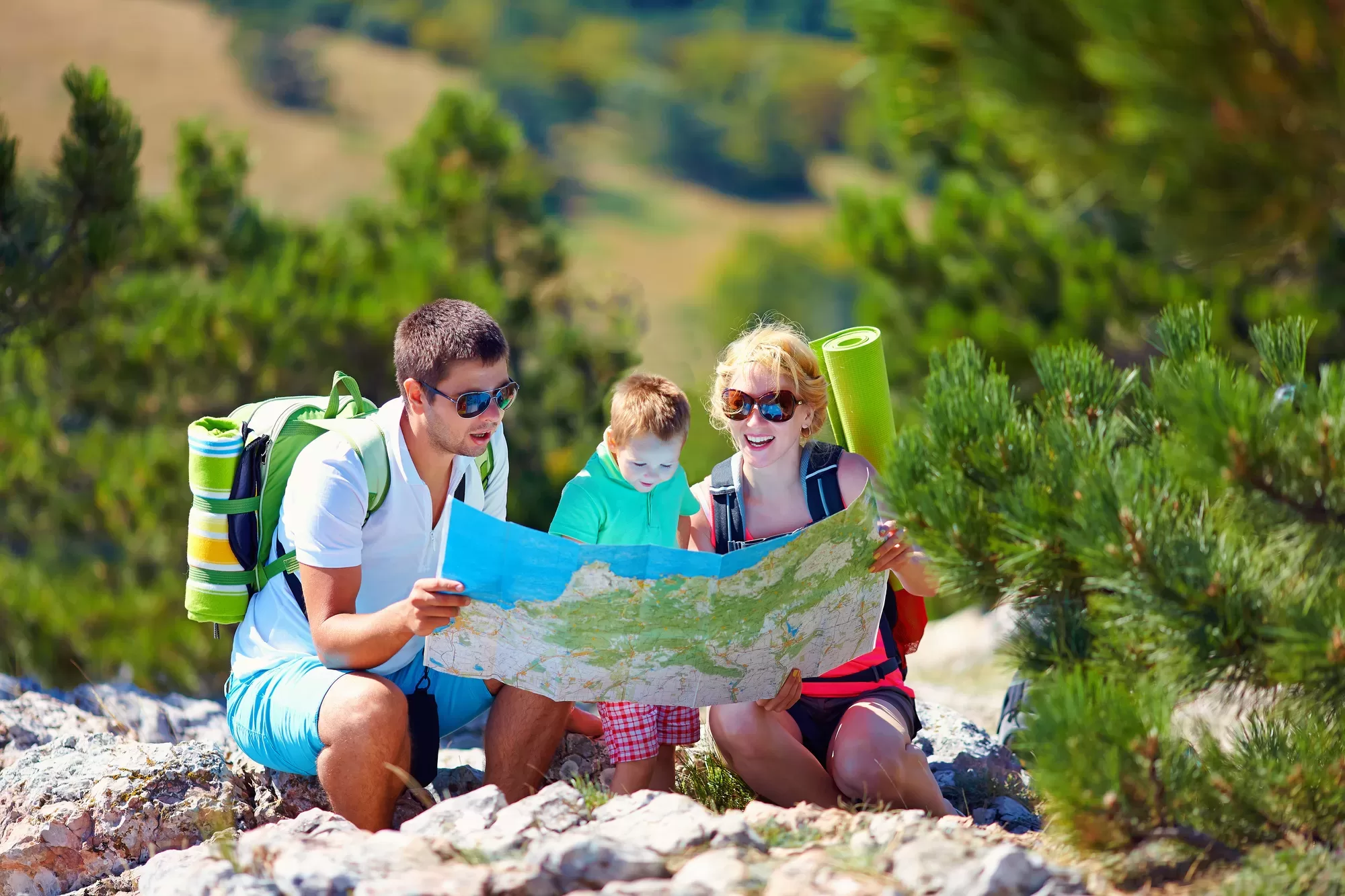 Где лучше отдохнуть с ребенком летом. Путешествие с семьей. Семья путешествует. Путешествие с детьми. Туристы на отдыхе.